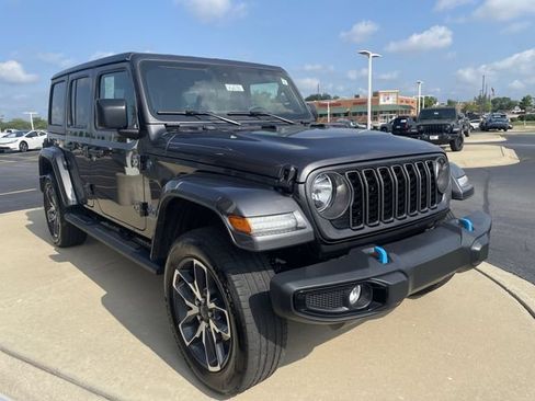 Used 2024 Jeep Wrangler Unlimited w/ Convenience Group AWD/4WD image 10