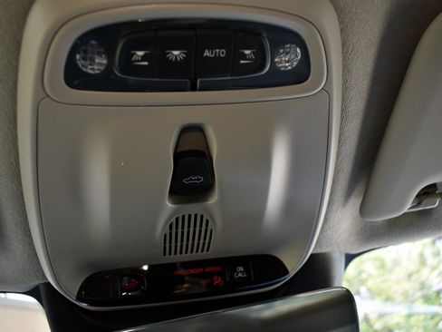 Used 2022 Volvo XC40 T5 Momentum w/ Premium Package image 28