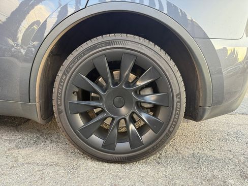 Used 2021 Tesla Model Y Long Range image 40