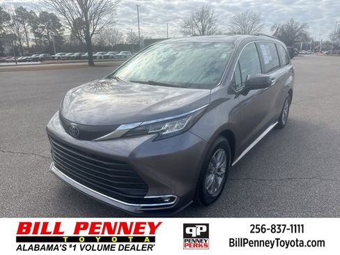Used 2022 Toyota Sienna XLE image 1