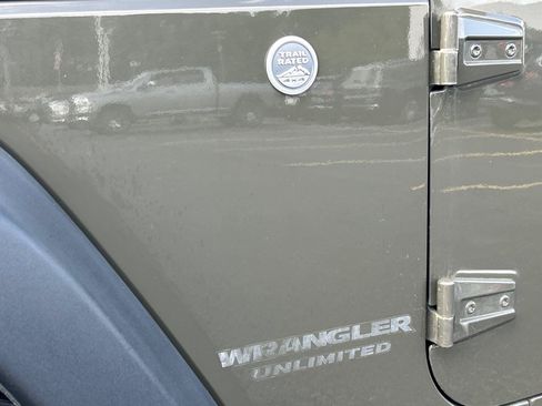 Used 2016 Jeep Wrangler Unlimited Rubicon w/ Connectivity Group AWD/4WD image 11