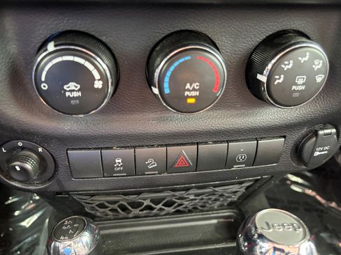 Used 2018 Jeep Wrangler Unlimited Sahara w/ Connectivity Group AWD/4WD image 22