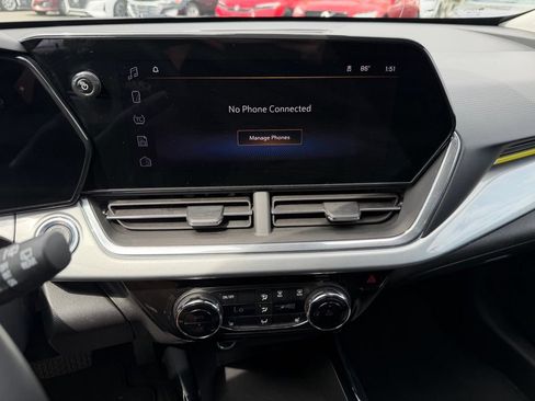 Used 2024 Chevrolet Trax LT w/ LT Convenience Package FWD image 19