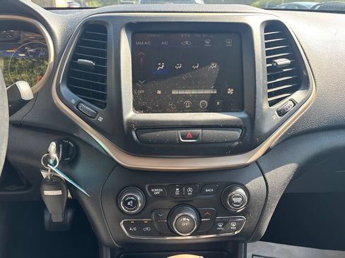 Used 2017 Jeep Cherokee Latitude AWD/4WD image 14
