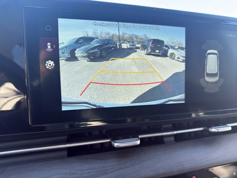 Used 2024 Kia Carnival EX image 17