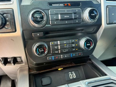 Used 2016 Ford F150 Platinum w/ Equipment Group 701A Luxury AWD/4WD image 40