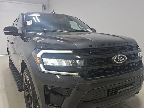 Used 2022 Ford Expedition Limited AWD/4WD image 2