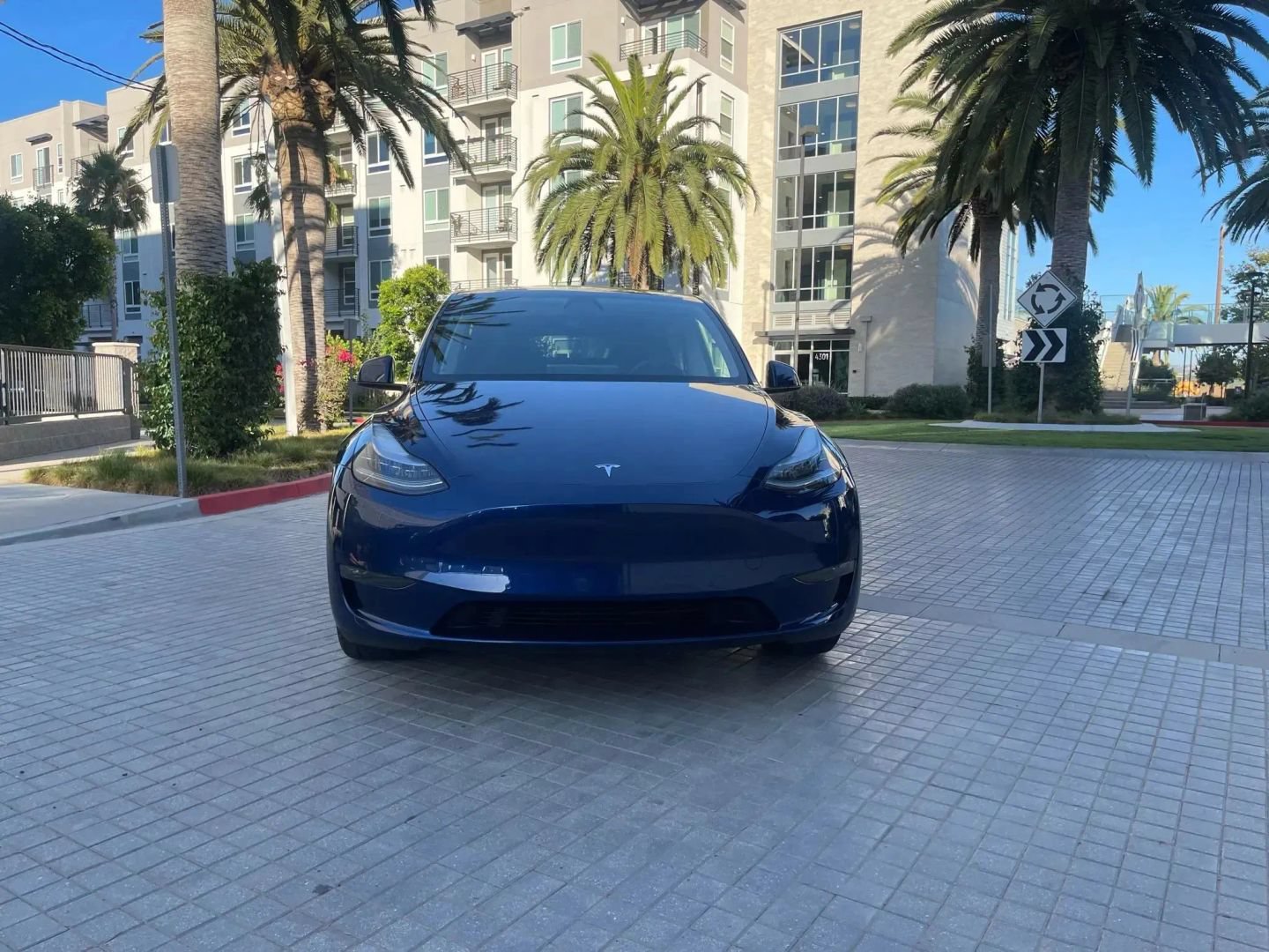 Used 2022 Tesla Model Y Long Range AWD/4WD image 2