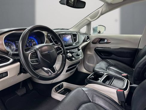 Used 2018 Chrysler Pacifica Touring-L FWD image 13