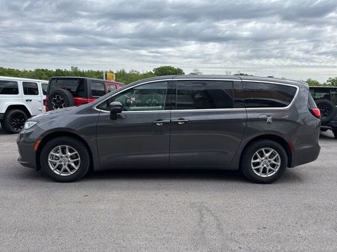 Used 2023 Chrysler Pacifica Touring-L FWD image 5
