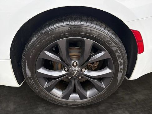 Used 2019 Chrysler Pacifica Limited w/ Advanced Safetytec Group FWD image 44