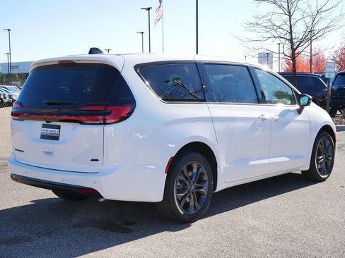 New 2026 Chrysler Pacifica Select AWD/4WD image 10