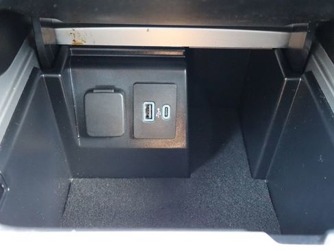 Used 2023 Ford Explorer XLT w/ Equipment Group 202A AWD/4WD image 10