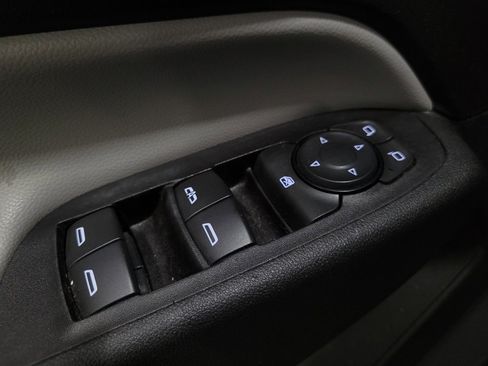 Used 2018 Chevrolet Equinox LS FWD image 27