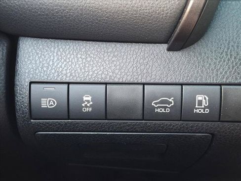 Used 2020 Toyota Camry SE w/ Sunroof Package FWD image 10