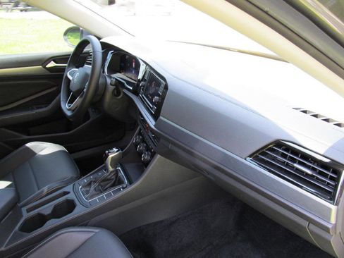 Used 2022 Volkswagen Jetta SE image 37