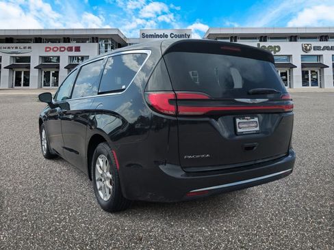 Used 2023 Chrysler Pacifica Touring-L FWD image 6