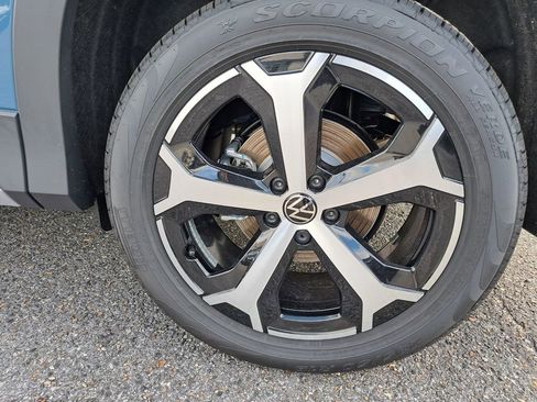 New 2025 Volkswagen Tiguan SE image 25