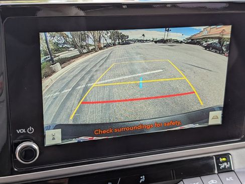 Used 2025 Toyota Camry SE image 6