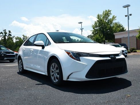 Used 2022 Toyota Corolla LE FWD image 3