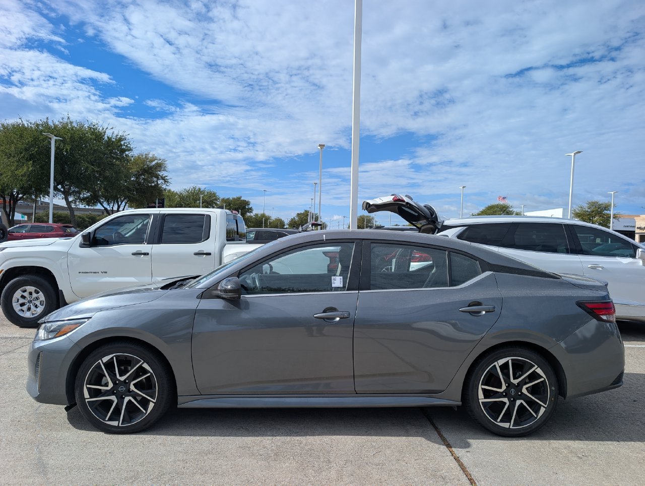 Used 2025 Nissan Sentra SR FWD image 3