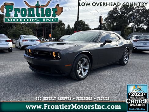 Used 2019 Dodge Challenger SXT image 1