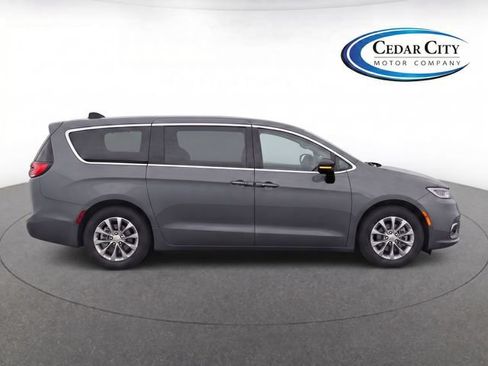 Used 2025 Chrysler Pacifica Select AWD/4WD image 8