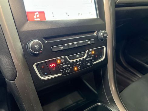 Used 2018 Ford Fusion SE w/ Fusion SE Technology Package image 14