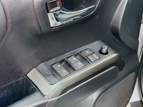 Used 2022 Toyota Tacoma TRD Off-Road image 17