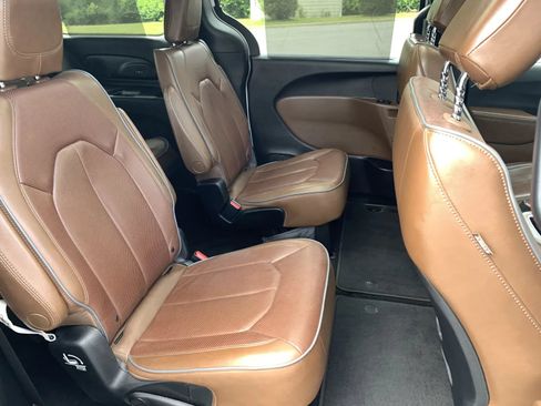 Used 2017 Chrysler Pacifica Limited w/ Advanced Safetytec Group FWD image 19