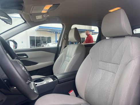 Used 2024 Nissan Rogue SV FWD image 9