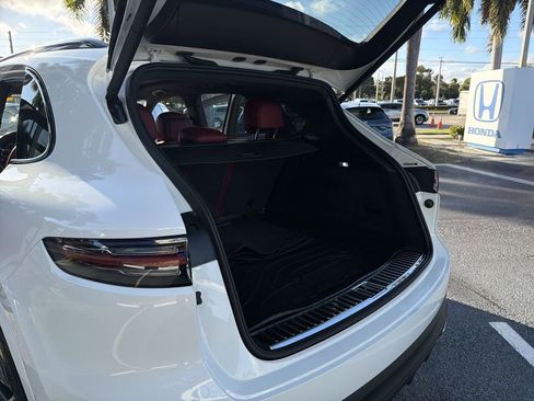 Used 2022 Porsche Cayenne image 30