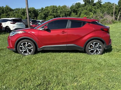 Used 2021 Toyota C-HR XLE FWD image 3