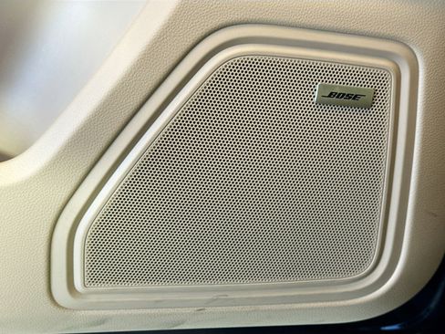 Certified 2025 Porsche Macan image 12