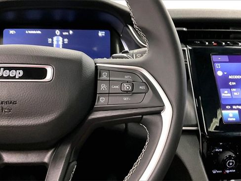Used 2023 Jeep Grand Cherokee Laredo image 24