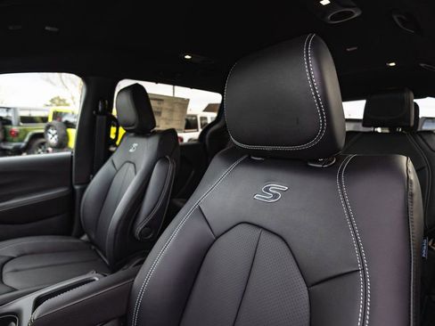 New 2026 Chrysler Pacifica Select w/ S Appearance Package image 23