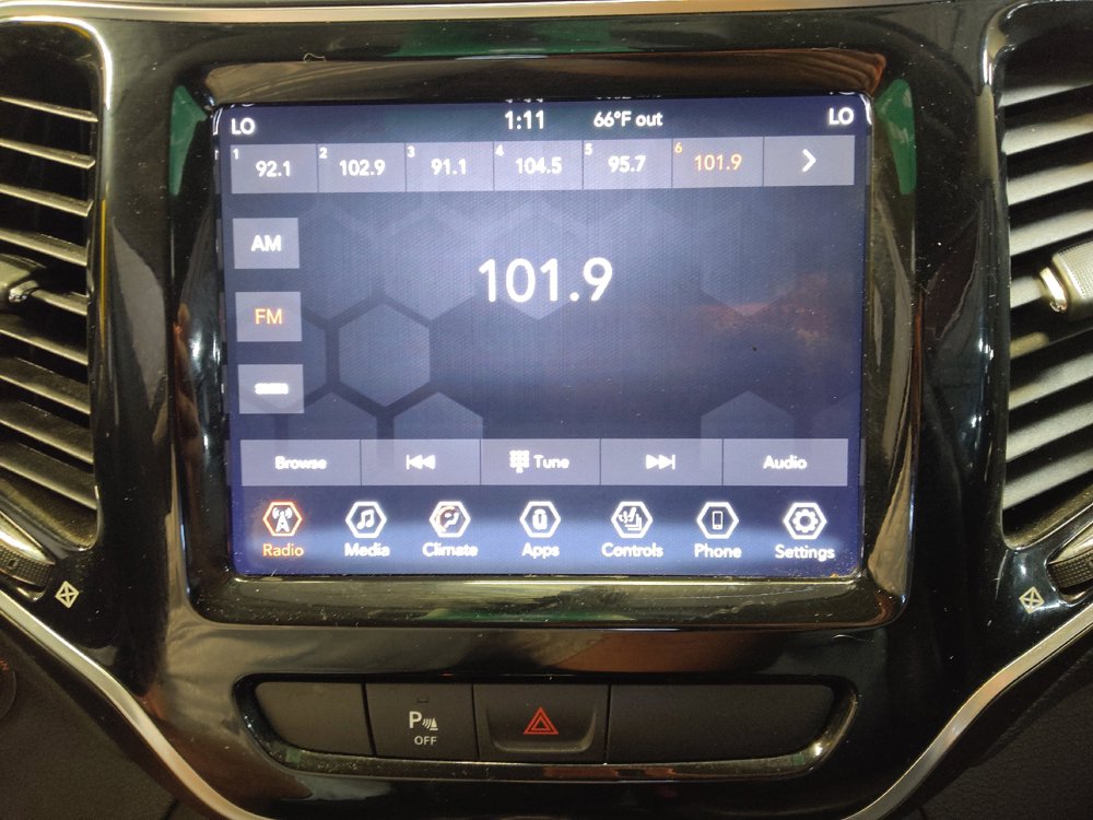 Used 2019 Jeep Cherokee Limited FWD image 25