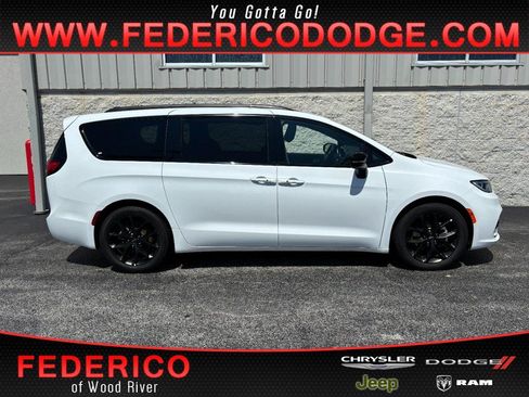 Used 2025 Chrysler Pacifica Limited FWD image 1