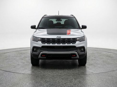Used 2025 Jeep Compass Trailhawk AWD/4WD image 2