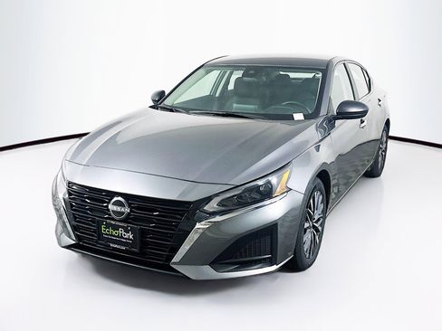Used 2025 Nissan Altima 2.5 SV FWD image 3