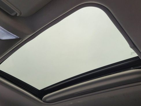 Used 2021 Toyota RAV4 XLE Premium image 19