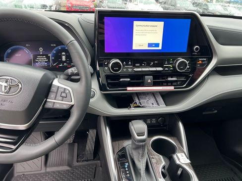New 2026 Toyota Highlander Platinum image 14