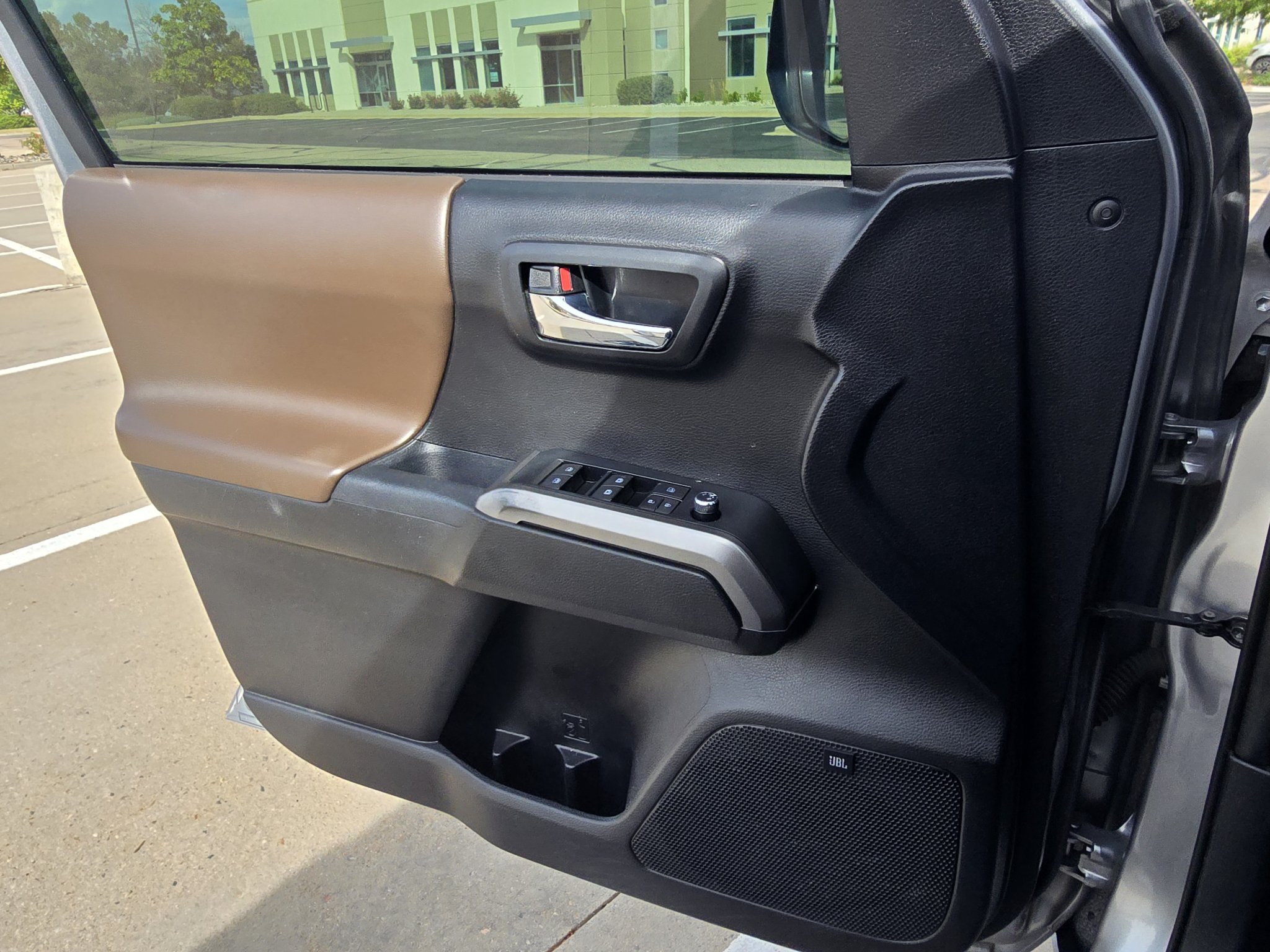 Used 2017 Toyota Tacoma Limited w/ Tow Package AWD/4WD image 18