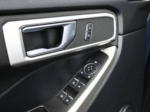 Used 2020 Ford Explorer XLT RWD image 2