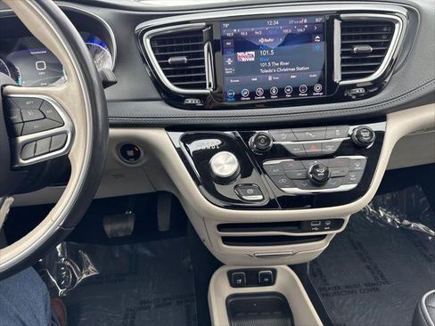 Certified 2020 Chrysler Pacifica Limited image 18