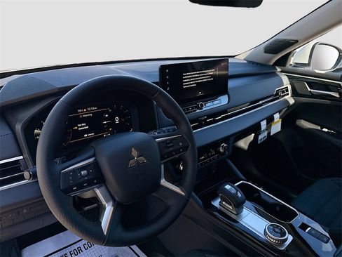 New 2026 Mitsubishi Outlander SE image 9