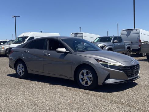 Used 2021 Hyundai Elantra SE FWD image 7