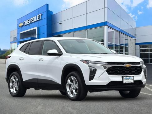 Used 2024 Chevrolet Trax LS w/ LS Convenience Package FWD image 9