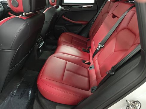 Certified 2025 Porsche Macan image 24