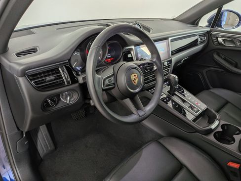 Certified 2025 Porsche Macan AWD/4WD image 4